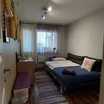 комната в квартире, 20 минут от центра на общественном транспорте Homestay